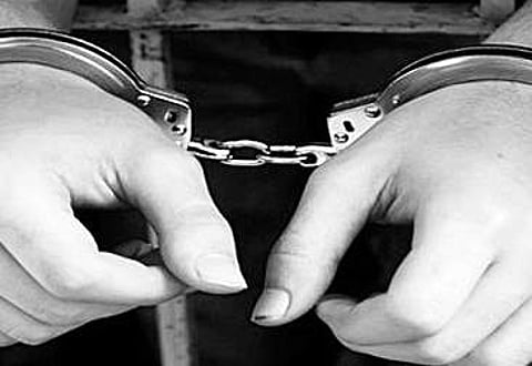 பாட்டியை சுவற்றில் அடித்து கொன்ற பேரன் கைது