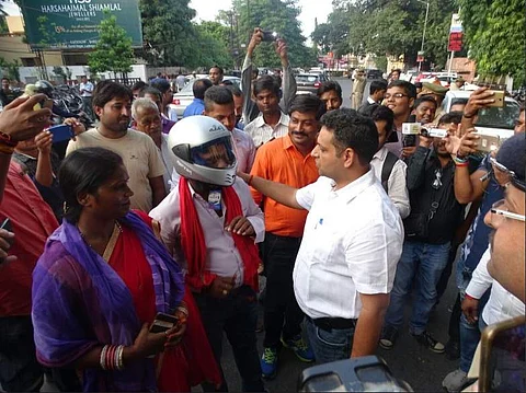 ஹெல்மெட் அணியாதவர்களுக்கு லக்னெள போலீஸார் அளித்த வித்யாசமான விழிப்புணர்வுப் பரிசு!