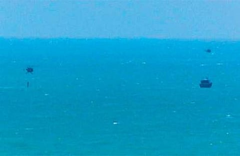 பாக். நீரிணை பகுதியில் வியாழக்கிழமை ஹெலிகாப்டரில் சென்று, கடலில் சிக்கியவர்களை மீட்கும் பயிற்சியில் ஈடுபட்ட இந்திய கடற்படை வீரர்கள்.