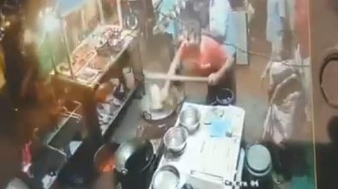 தகராறு செய்த வாடிக்கையாளர் மீது கொதிக்கும் எண்ணெயை ஊற்றிய உணவக உரிமையாளர்!