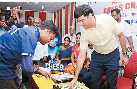 மாற்றுத் திறனாளி வீரருடன் செஸ் விளையாடும் விஸ்வநாதன் ஆனந்த்.