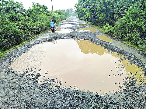 குட்டைகளாக மாறிய ஊரப்பாக்கம் சாலை: மீன் பிடிக்கத் தயாராகும் கிராம மக்கள்