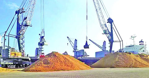 துறைமுகத்தில் முடங்கிக் கிடக்கும் மலேசிய மணல்!