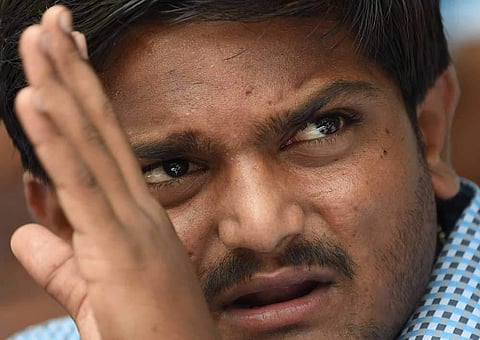 மீண்டும் சர்ச்சையில் சிக்கிய ஹர்திக் படேல்! இம்முறை ஹோட்டல் அறையில் தாகசாந்தி செய்யும் வீடியோ வெளியீடு!