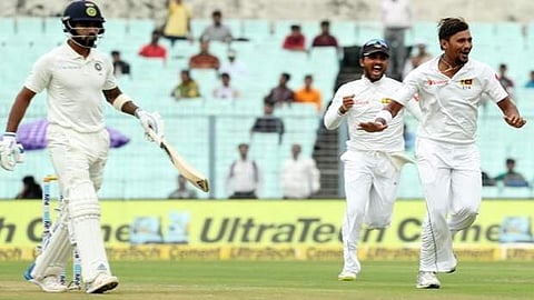 மழையால் சேமிக்கப்பட்ட விக்கெட்டுகள்: முதல்நாளில் இந்தியா திணறல்