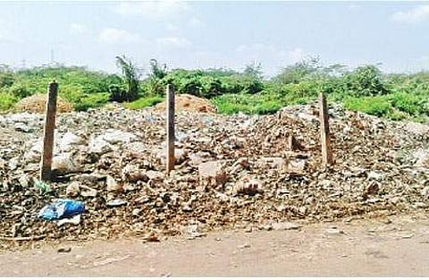 திருமங்கலம் ஊராட்சியில் கிடப்பில் போடப்பட்டதால் தேங்கிக் கிடக்கும் குப்பைகள்.