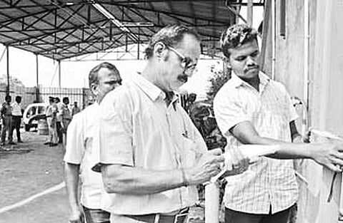 திருச்சி விமான நிலையம் எதிரே பாரதி நகரில் கையகப்படுத்தும் இடங்களை அளவிடும் நில அளவையர்கள்.