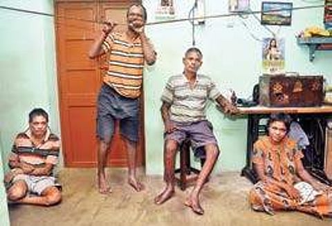 மழையால் நமது இயல்பு வாழ்க்கை முடங்கினால்.. இவர்களது போராட்ட வாழ்க்கை என்னவாகும்?