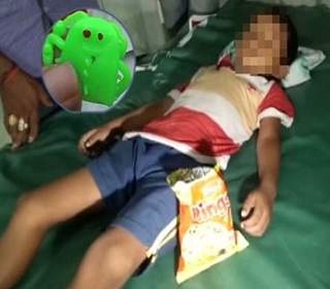 தின்பண்ட பாக்கெட்டில் இருந்த சிறு பொம்மை: சிறுவனின் உயிருக்கு உலை வைத்த கொடூரம்!