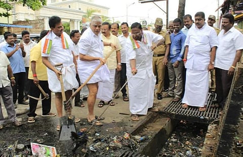 புதுவையில் பல்வேறு பகுதிகளில் மழை பாதிப்பை தவிர்க்க முதல்வர் நாராயணசாமி தலைமையிலான குழு நேரில் ஆய்வு