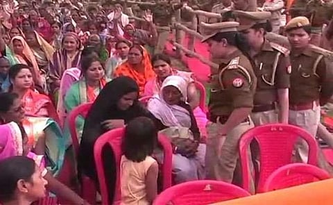 உ.பி முதல்வர் பேரணியில் இஸ்லாமியப் பெண்ணின் புர்கா நீக்கப்பட்டதால் சர்ச்சை: நீதி விசாரணைக்கு உத்தரவு! (விடியோ இணைப்பு)