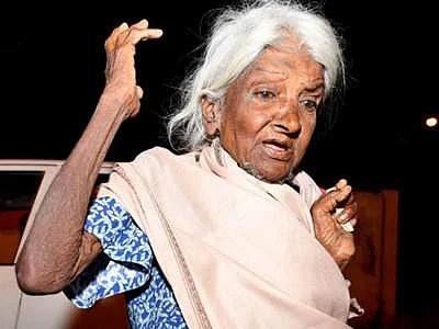 பிச்சையெடுத்துச் சேமித்த பணத்தில் 21/2 லட்சம் ரூபாயை கோயிலுக்குக் காணிக்கையாக அளித்த 80 வயதுப் பாட்டி!