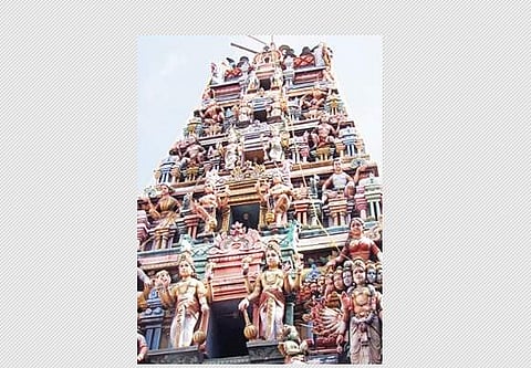 கிழக்கு முகமாக சங்கு சக்கரத்துடன் காக்கும் கடவுள்