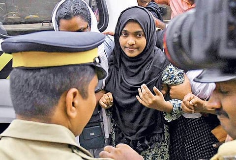'லவ் ஜிஹாத்' வழக்கு: ஹாடியாவின் திருமண நிலை குறித்து தேசிய புலனாய்வு அமைப்பு விசாரிக்க முடியாது!