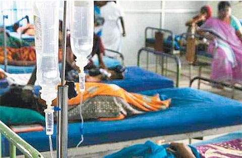 தமிழகம் முழுவதும் அரசு மருத்துவமனைகளுக்கு குளுக்கோஸ் பாட்டில்கள் விநியோகம் நிறுத்தம்: நோயாளிகள் பணம் கொடுத்து கடைகளில் வாங்கும் அவலம்