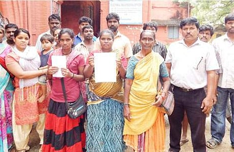 வருவாய் கோட்டாட்சியரிடம் மனு கொடுக்க வந்த நரிக்குறவர் சமூதாய மக்கள்.
