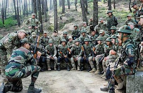 ஹிமாசலப் பிரதேசத்தின் பக்லோ நகரில் வியாழக்கிழமை தொடங்கிய இந்தியா, கஜகஸ்தான் நாடுகளுக்கு இடையேயான 14 நாள் கூட்டு ராணுவப் பயிற்சியில் பங்கேற்ற வீரர்கள்.