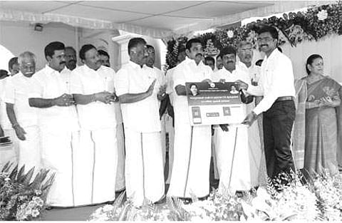 தமிழகத்தில் 108 ஆம்புலன்ஸ் சேவைக்கான செயலியை வியாழக்கிழமை தொடங்கி வைத்த முதல்வர் எடப்பாடி கே.பழனிசாமி. உடன் துணை முதல்வர் ஓ.பன்னீர்செல்வம்