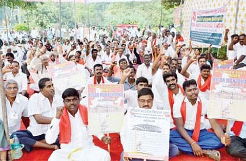 பல்வேறு கோரிக்கைகளை வலியுறுத்தி அகில இந்திய விவசாயிகள் சங்கத்தின் சார்பில் தில்லி ஷாகிதி பூங்காவில் புதன்கிழமை தொடங்கி நடைபெற்று வரும் போராட்டத்தில் வியாழக்கிழமை பங்கேற்ற விவசாயிகள்.