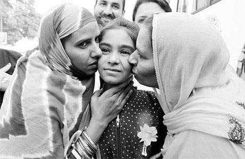 இந்தியாவில் 11 ஆண்டு சிறைவாசத்துக்குப் பிறகு தாய்நாடு திரும்பிய பாக். சகோதரிகள்