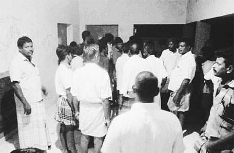 சிவகங்கை மாவட்டம் கீழடி இ சேவை மையத்தில் உள்ள தொல்லியல் பொருட்களை எடுக்க விடாமல் வியாழக்கிழமை இரவு முற்றுகையிட்ட அப்பகுதி பொதுமக்கள்.