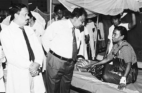 மதுரை அரசு மருத்துவமனையில் காய்ச்சல் பிரிவில் சிகிச்சை பெற்று வரும் நோயாளிகளிடம் சிகிச்சை குறித்து கேட்டறியும் மருத்துவக் கல்வி இயக்குநர் எட்வின் ஜோ. உடன் மருத்துவமனை டீன் மருதுபாண்டியன்.