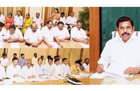 மழை நிவாரணப் பணிகள் குறித்து தலைமைச் செயலகத்தில் வியாழக்கிழமை ஆய்வு செய்த முதல்வர் எடப்பாடி கே.பழனிசாமி. கூட்டத்தில் பங்கேற்ற அமைச்சர்கள்.