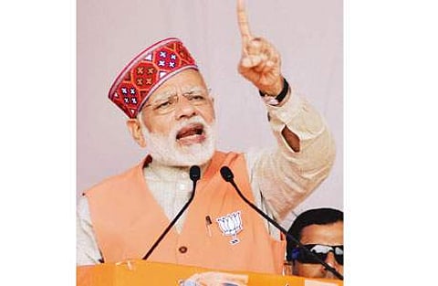 ஹிமாசலப் பிரதேச மாநிலம் காங்க்ராவில் பாஜக சார்பில் வியாழக்கிழமை நடைபெற்ற தேர்தல் பிரசாரக் கூட்டத்தில் பேசும் பிரதமர் மோடி.