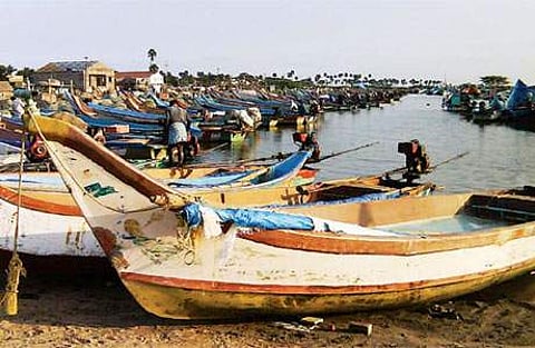 கடல் சீற்றம்: பழவேற்காடு மீனவர்கள் கடலுக்குள் செல்லவில்லை