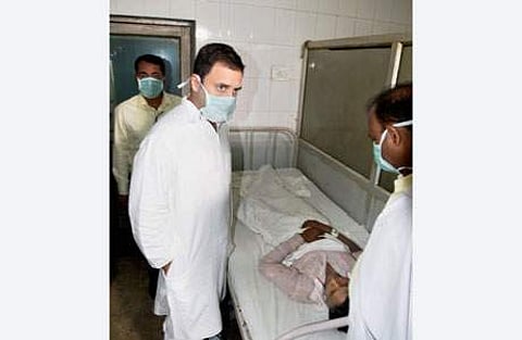 உத்தரப் பிரதேச மாநிலம் உன்சாஹரில் பாய்லர் வெடிவிபத்தில் காயமடைந்து சிகிச்சை பெற்று வருபவரை வியாழக்கிழமை சந்தித்த காங்கிரஸ் துணைத் தலைவர் ராகுல் காந்தி.