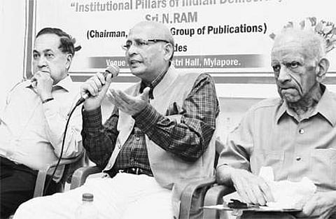 சென்னை திருவல்லிக்கேணி கலாசார அகாதெமி மற்றும் கஸ்தூரி சீனிவாசன் நூலகத்தின் 64-ஆவது ஆண்டுவிழாவையொட்டி 'இந்திய ஜனநாயகத்தின் தூண்கள் என்ற தலைப்பில் வியாழக்கிழமை பேசிய அபிஷேக் சிங்வி.