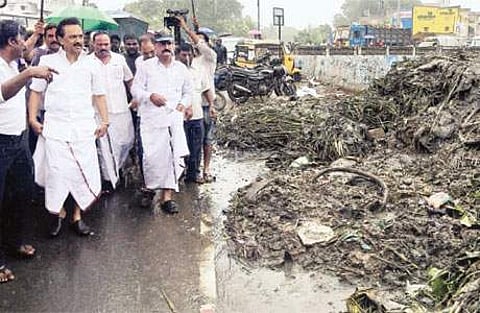 சென்னை வியாசர்பாடி, ஓட்டேரி நம்மாழ்வார் கால்வாய் உள்பட வெள்ளம் பாதித்தப் பகுதிகளை வியாழக்கிழமை பார்வையிட்ட திமுக செயல் தலைவர் ஸ்டாலின். உடன் சட்டப்பேரவை உறுப்பினர்கள் பி.கே.சேகர்பாபு, சுதர்சனம்.