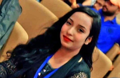 யோகா செய்வதை நிறுத்து: இஸ்லாமிய பெண் ஆசிரியருக்கு வந்த கொலை மிரட்டல்!