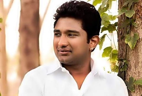 குடும்பமே போர்ஜரி குடும்பம்: விவேக் ஜெயராமனை தாளித்த ஜெயக்குமார்!