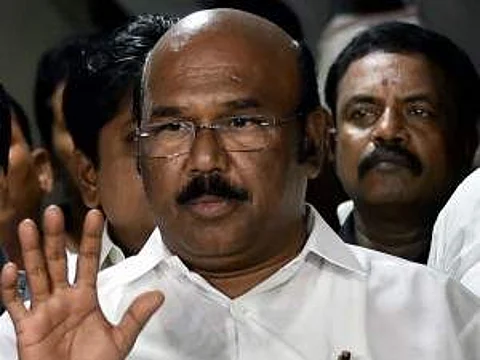 விஷால் மட்டும் தமிழரா?: இயக்குநர் பாரதிராஜாவுக்கு அமைச்சர் ஜெயக்குமார் கேள்வி!