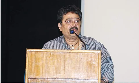 தலைமறைவானாரா எஸ்.வி.சேகர்? காணொலியில் மன்னிப்புக் கேட்டார்!
