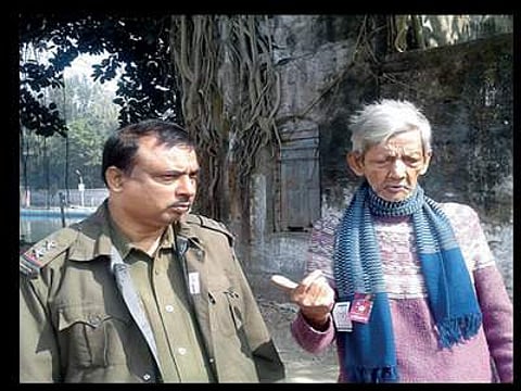 தகனம் செய்யப் பணம் இல்லாத காரணத்தால் தங்கை சடலத்துடன் மூன்று நாட்களாக வாழ்ந்த மருத்துவர்!