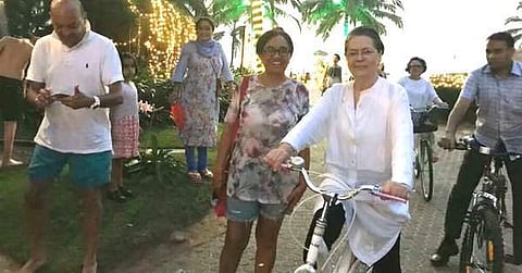 கோவாவில் சைக்கிள் ஓட்டி மகிழ்ந்த சோனியா: செல்ஃபி எடுத்துக் கொண்ட பொதுமக்கள்