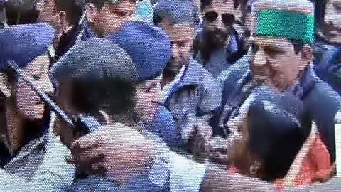 காங்கிரஸ் எம்எல்ஏ-வுக்கு 'பளார்' விட்ட கான்ஸ்டபிள்!