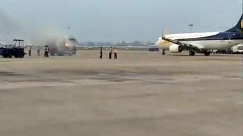 சென்னை விமான நிலையத்தில் தீப்பிடித்த பேருந்து- விடியோ
