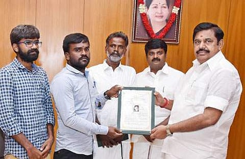 மாணவி அனிதாவின் குடும்பத்துக்கு, தமிழக அரசின் நிதி உதவியாக ரூ.7 லட்சத்திற்கான காசோலையை அவரது தந்தை சண்முகத்திடம் வியாழக்கிழமை வழங்கும் முதல்வர் எடப்பாடி கே.பழனிசாமி.