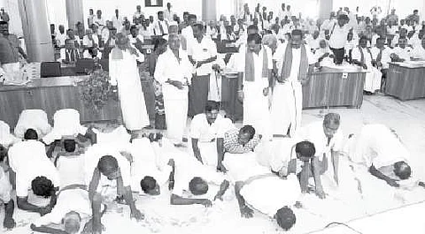 "விவசாயிகளையும், விவசாயத்தையும் காப்பாத்துங்க...': ஆட்சியர் முன் விழுந்து விவசாயிகள் கதறல்