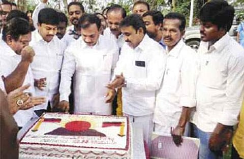 கட்சி நிர்வாகிகள் சார்பில் வழங்கப்பட்ட 25 கிலோ எடை கொண்ட கேக்கை வெட்டுகிறார் ஆ.ராசா.