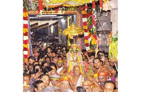 ஸ்ரீரங்கம் அரங்கநாத சுவாமி திருக்கோயிலில் வைகுண்ட ஏகாதசியையொட்டி, வெள்ளிக்கிழமை அதிகாலை திறக்கப்பட்ட பரமபதவாசல் வழியாக வந்த நம்பெருமாள்.