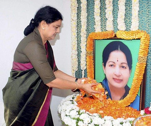 ஜெயலலிதா நினைவுநாளில் சசிகலா என்ன செய்து கொண்டிருந்தார்?