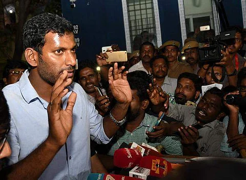 தேர்தல் அலுவலரை மிரட்டினாரா விஷால்? சூடு பிடிக்கும் மனு நிராகரிப்பு விவகாரம்!