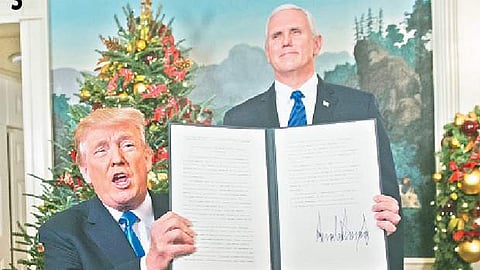 ஜெருசலேமை இஸ்ரேலின் தலைநகராக அங்கீகரிக்கும் தனது உத்தரவை செய்தியாளர்களிடம் காட்டும் அமெரிக்க அதிபர் டிரம்ப். உடன், துணை அதிபர் மைக் பென்ஸ்.