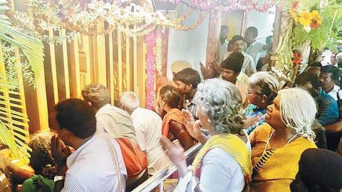 திருஅறையை தரிசனம் செய்யும் சன்மார்க்க அன்பர்கள்.