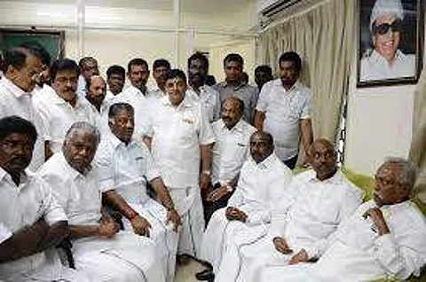 முதல்வருக்கு ஆதரவளித்த நிர்வாகிகள் கட்சியிலிருந்து கூண்டோடு நீக்கம்!