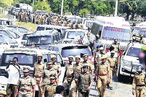 கூவத்தூரில் அதிமுக எம்.எல்.ஏக்களிடம் போலீசார் விசாரணை: அதிரடிப்படை குவிப்பு!